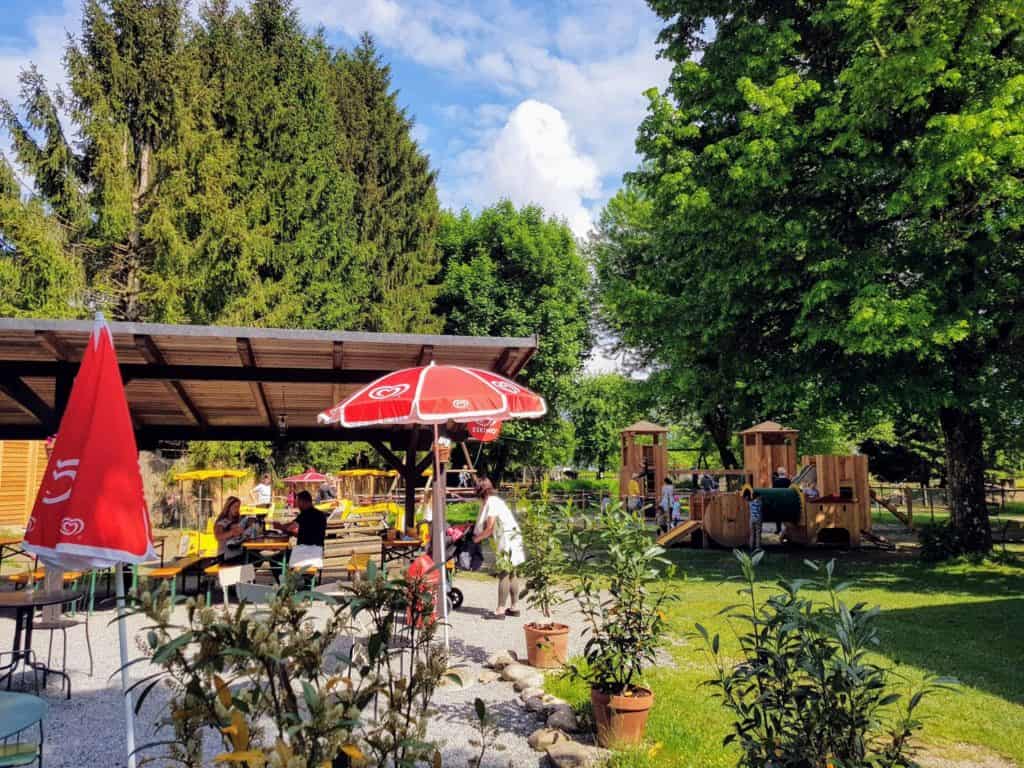 Buffet und Kinderspielplatz im Tierpark Rosegg, Rosental