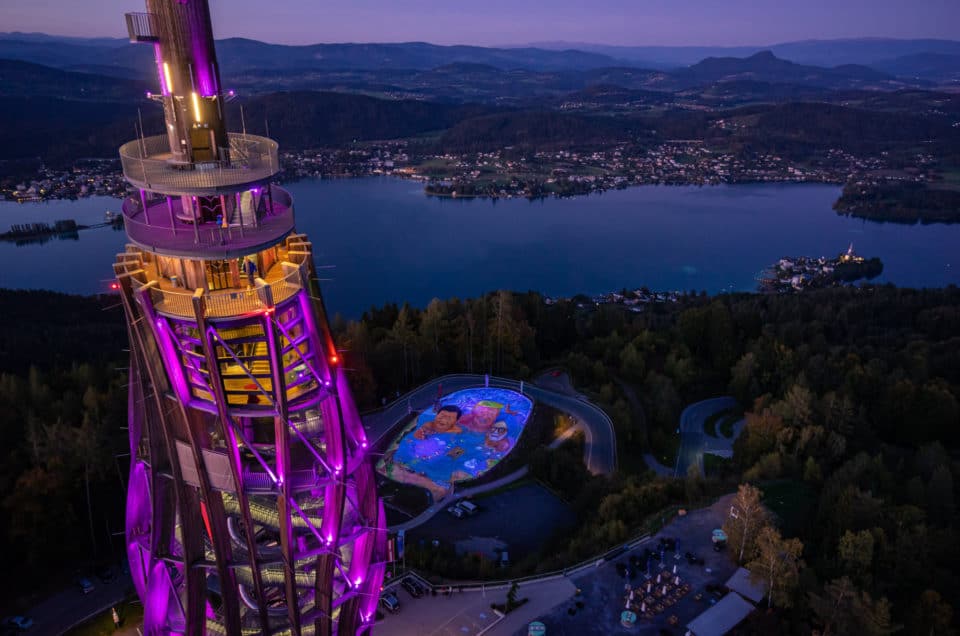 Sehenswertes Kunstprojekt für Klimaschutz am Pyramidenkogel in Kärnten. Das 3D-Gemälde leuchtet in der Nacht.