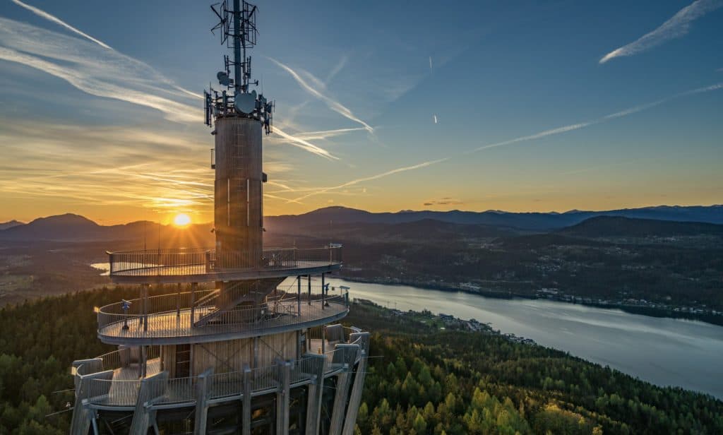 Aussichtsturm Pyramidenkogel Ganzjahres-Attraktion Kärnten Sonnenuntergang