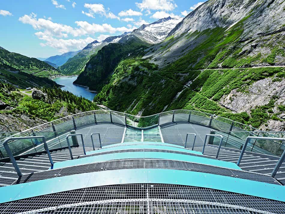 Aussichtsplattform Airwalk auf Kölnbreinsperre mit Blick auf Stausee und Berge Hohe Tauern