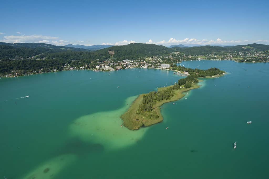 Ausflugsziele am Wörthersee - türkiser Wörthersee von oben mit Urlaubsort Pörtschach 