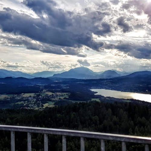 Abendstimmung mit Wolkenhimmel auf dem Pyramidenkogel in Kärnten. Blick Richtung Velden am Wörthersee, Dobratsch, Gerlitzen.