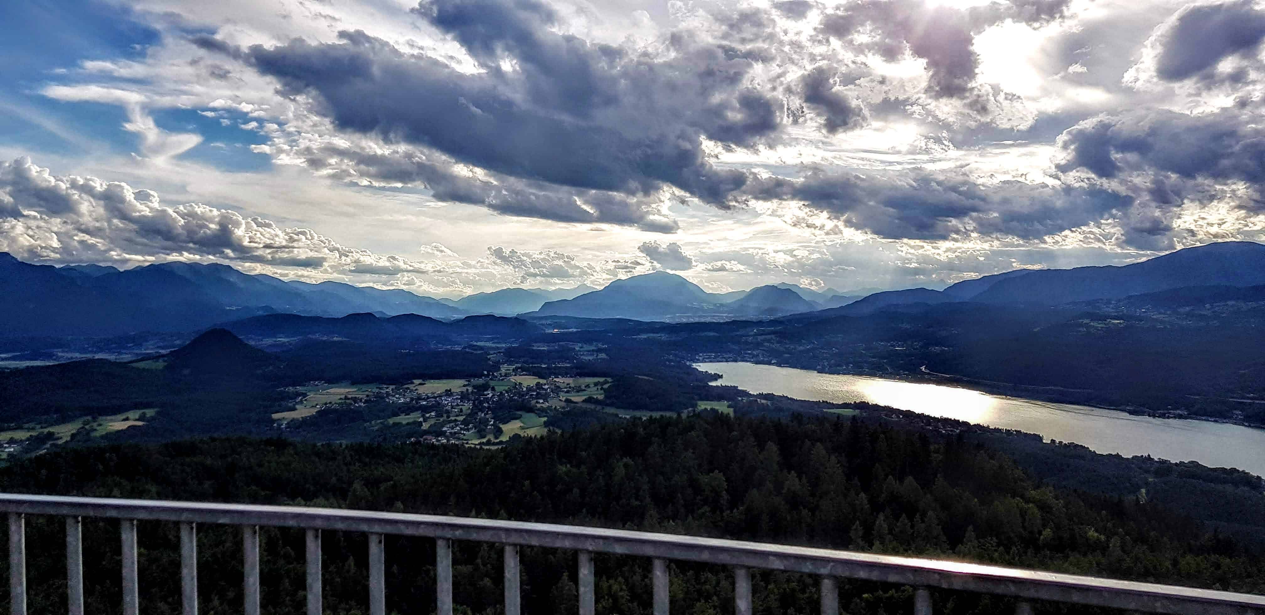 Abendstimmung mit Wolkenhimmel auf dem Pyramidenkogel in Kärnten. Blick Richtung Velden am Wörthersee, Dobratsch, Gerlitzen.