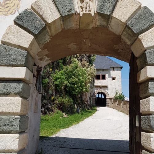 Familienfreundlicher Aufgang auf die Burg Hochosterwitz entlang des Burgweges durch die mittelalterlichen Tore der Burg.