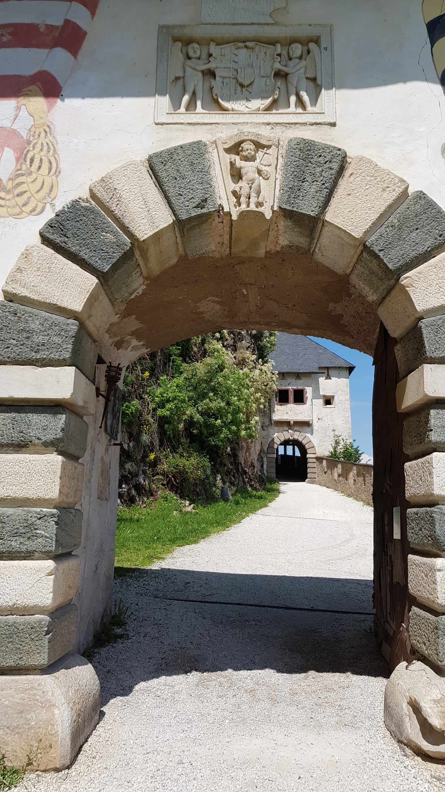 Familienfreundlicher Aufgang auf die Burg Hochosterwitz entlang des Burgweges durch die mittelalterlichen Tore der Burg.