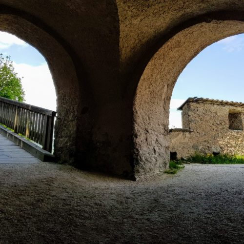 Aufgang durch die Tore auf der Burg Hochosterwitz. Die Tore machten die Burg uneinnehmbar. Heute beliebtes Ausflugsziel in Kärnten.