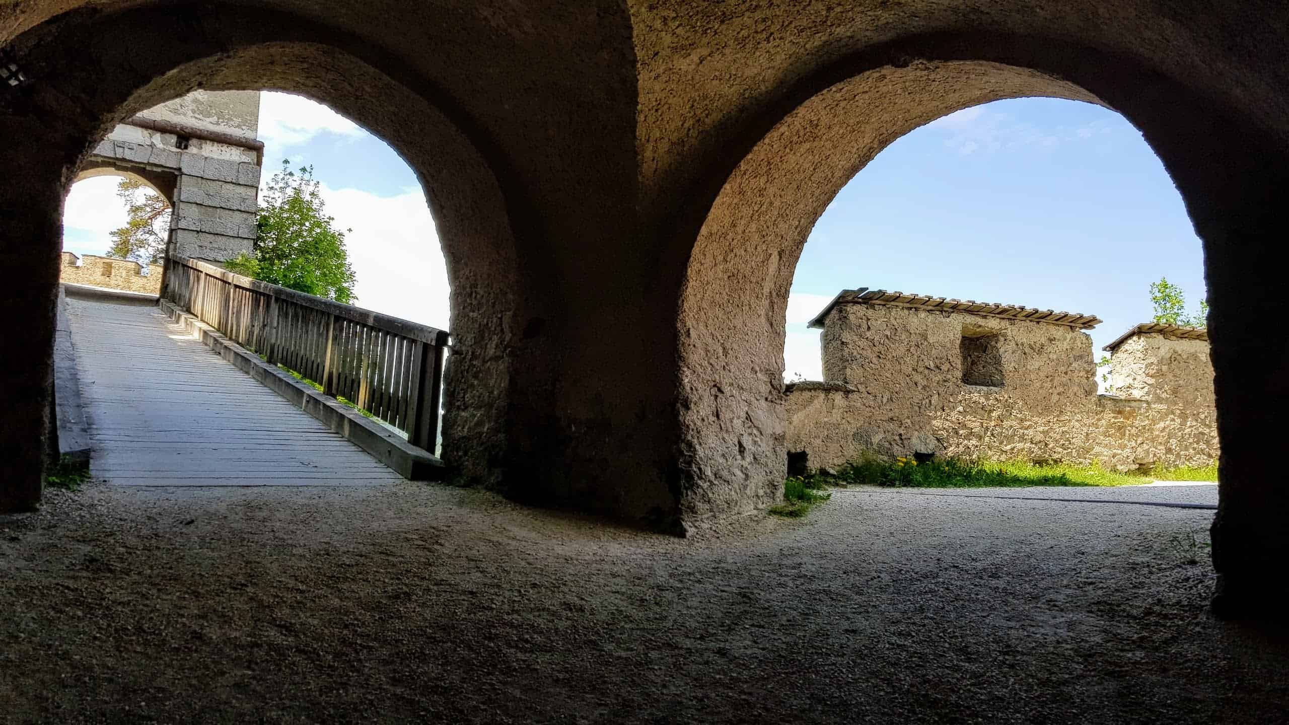 Aufgang durch die Tore auf der Burg Hochosterwitz. Die Tore machten die Burg uneinnehmbar. Heute beliebtes Ausflugsziel in Kärnten.