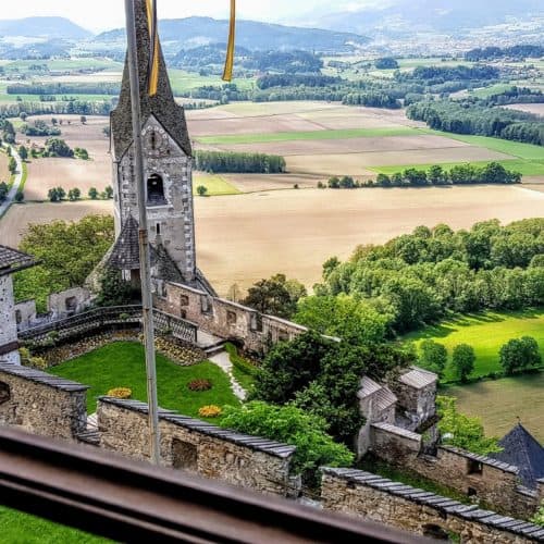 Museum Burg Hochosterwitz Kärntnen Blick auf Burgkirche und Landschaft - Ausflugsziele mit Kindern in Kärnten