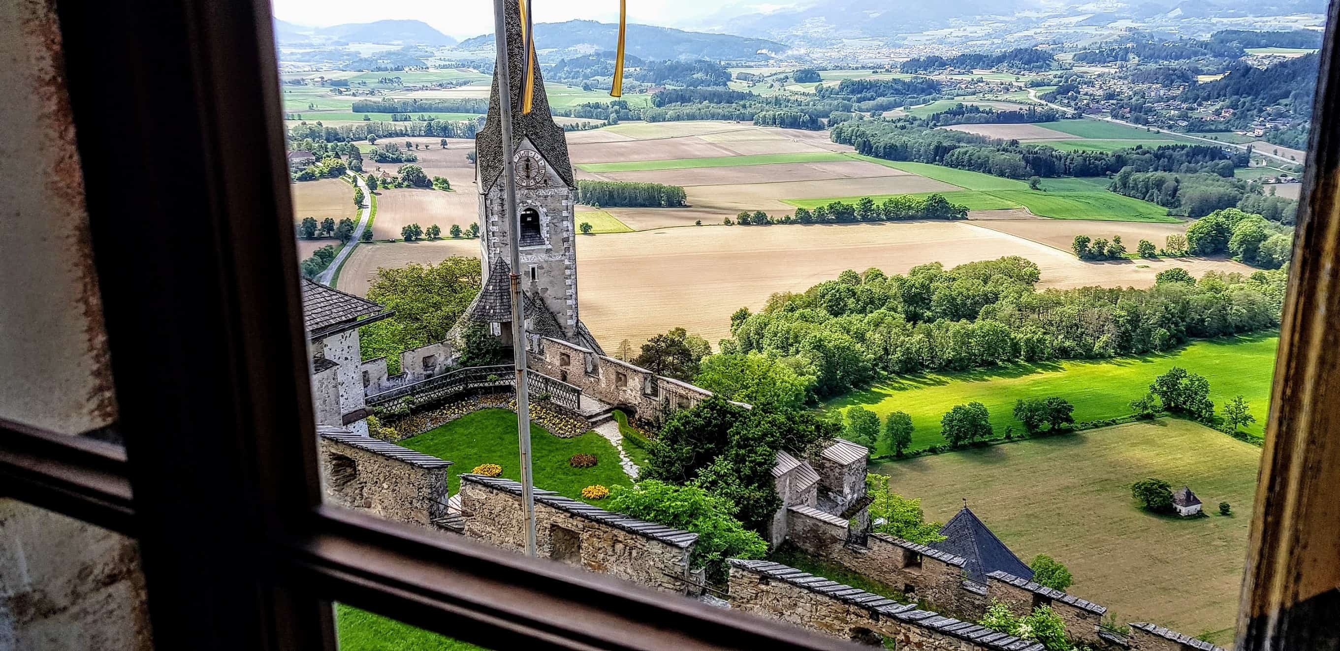 Museum Burg Hochosterwitz Kärntnen Blick auf Burgkirche und Landschaft - Ausflugsziele mit Kindern in Kärnten