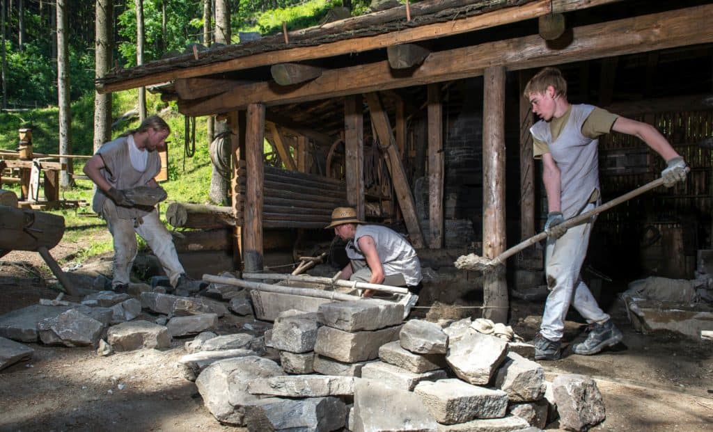 In Friesach wird eine Burg mit mittelalterlichen Methoden gebaut. 