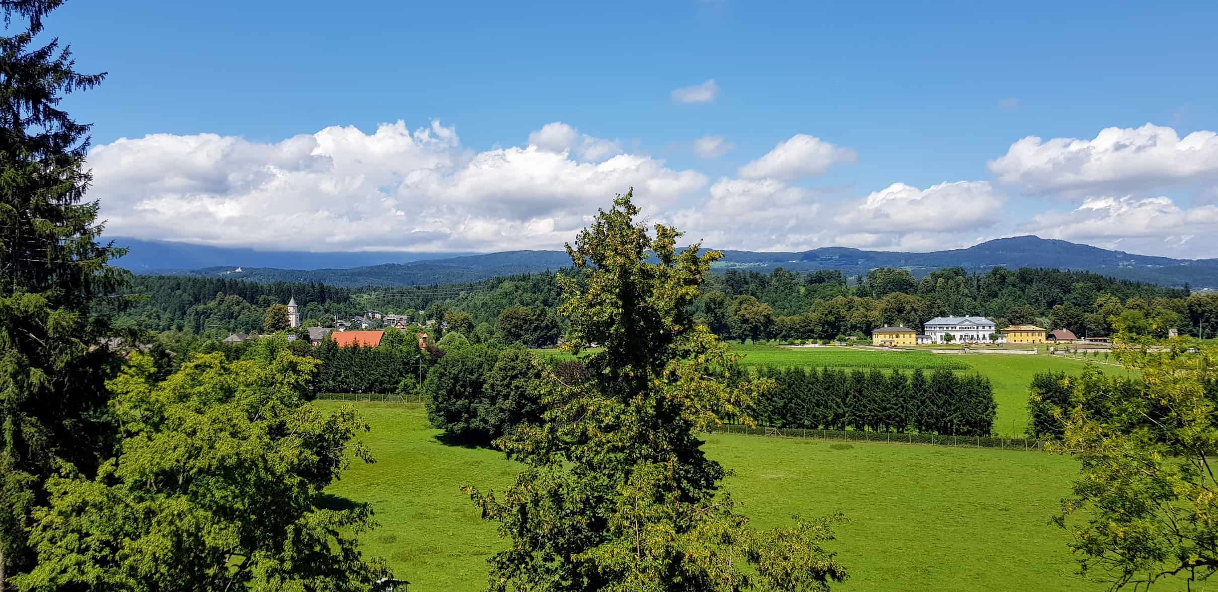 Rundgang Tierpark Rosegg mit Blick auf Schloss Rosegg in Kärnten