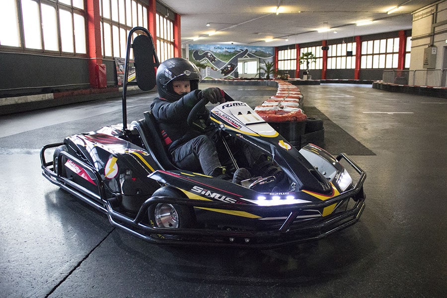 Ausflugstipps für Regenwetter in Kärnten Indoor Kart Bahn Rosental Kind im Kart