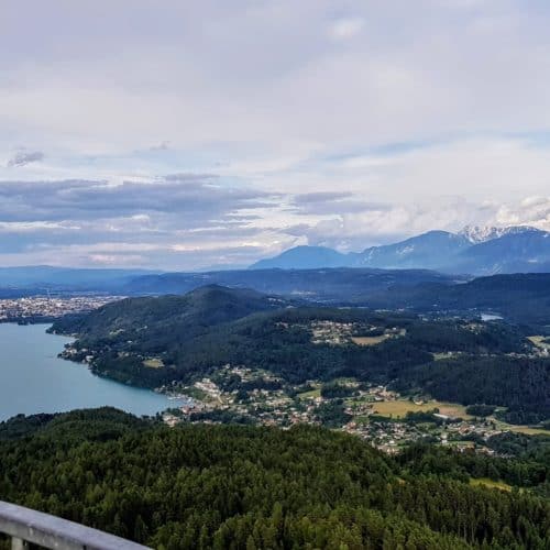 Aussicht und Blick auf den Wörthersee auf der Sehenswürdigkeit Pyramidenkogel in Kärnten.