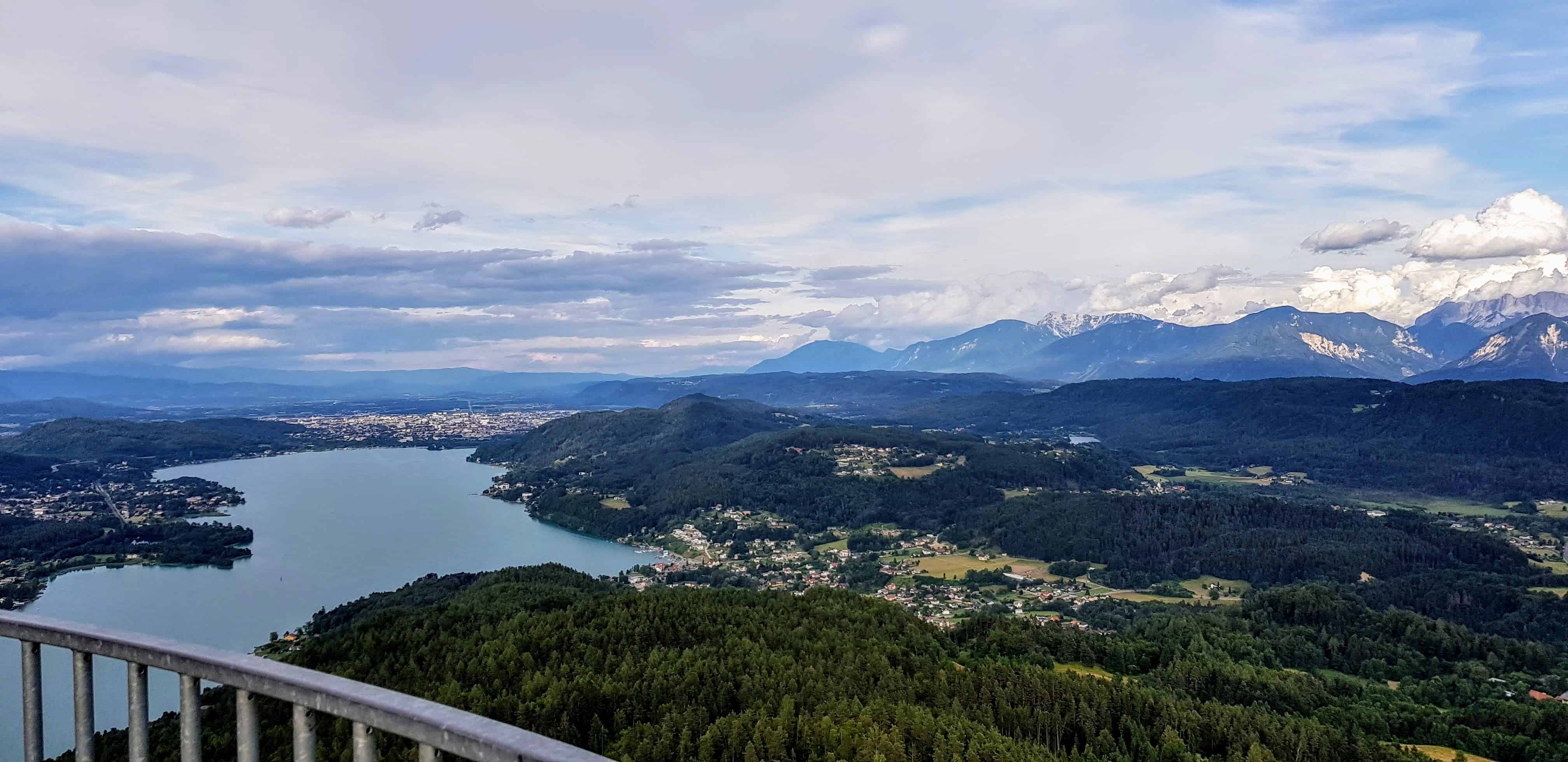 Aussicht und Blick auf den Wörthersee auf der Sehenswürdigkeit Pyramidenkogel in Kärnten.