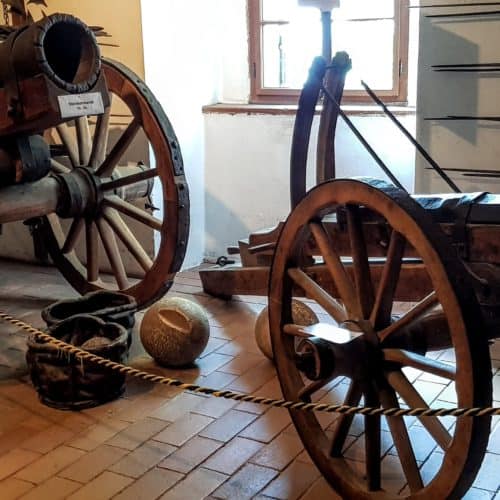 Im Museum Burg Hochosterwitz gibt es ua. alte Waffen und Rüstungen zu besichtigen. Führungen finden täglich statt.