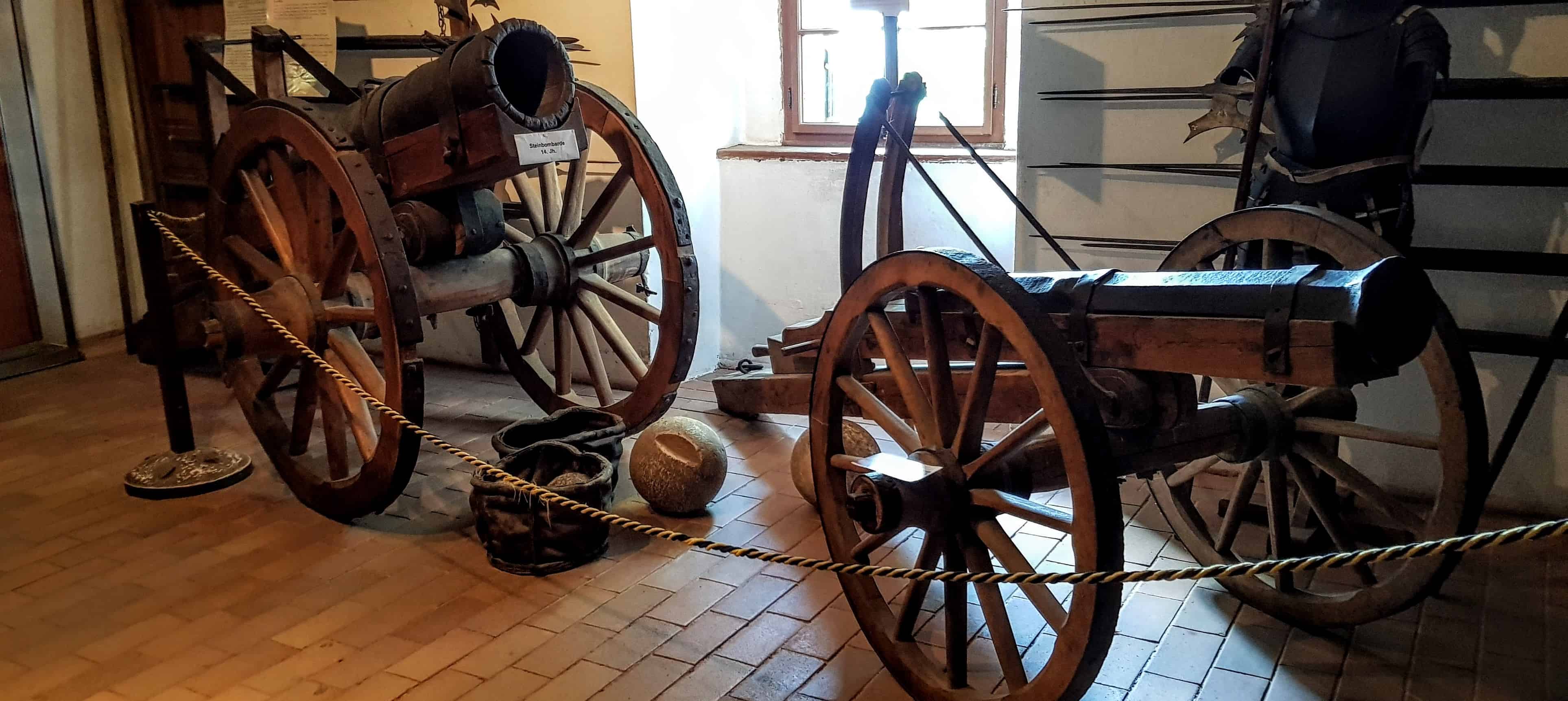 Im Museum Burg Hochosterwitz gibt es ua. alte Waffen und Rüstungen zu besichtigen. Führungen finden täglich statt.