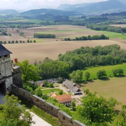 Blick auf Kärnten und Burgtore bei Wanderung entlang des Burgweges auf die Burg Hochosterwitz - Sehenswürdigkeiten in Kärnten.