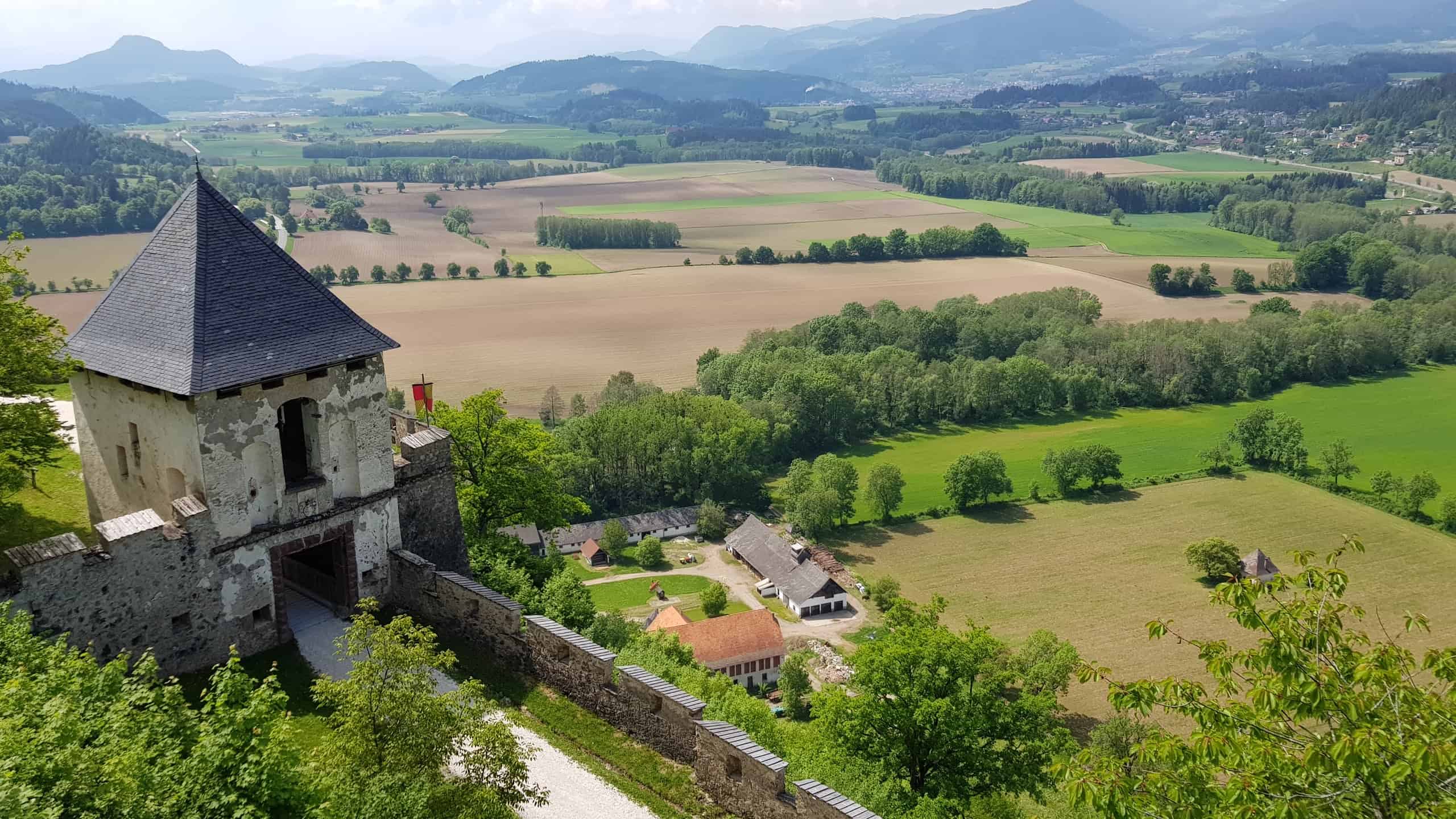 Blick auf Kärnten und Burgtore bei Wanderung entlang des Burgweges auf die Burg Hochosterwitz - Sehenswürdigkeiten in Kärnten.