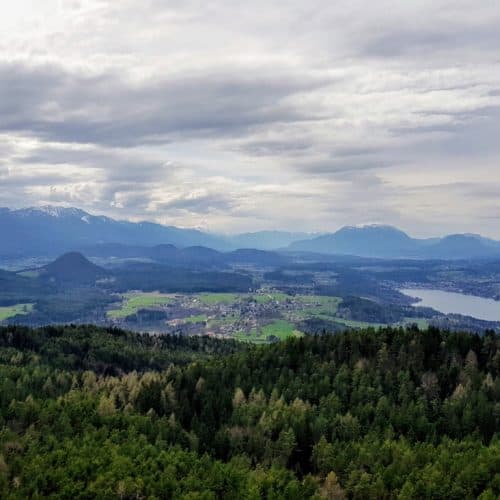 Ausflugsziel in Kärnten mit Kindern - der Pyramidenkogel am Wörthersee mit Kinderspielplatz und Rutsche. Blick auf Velden.