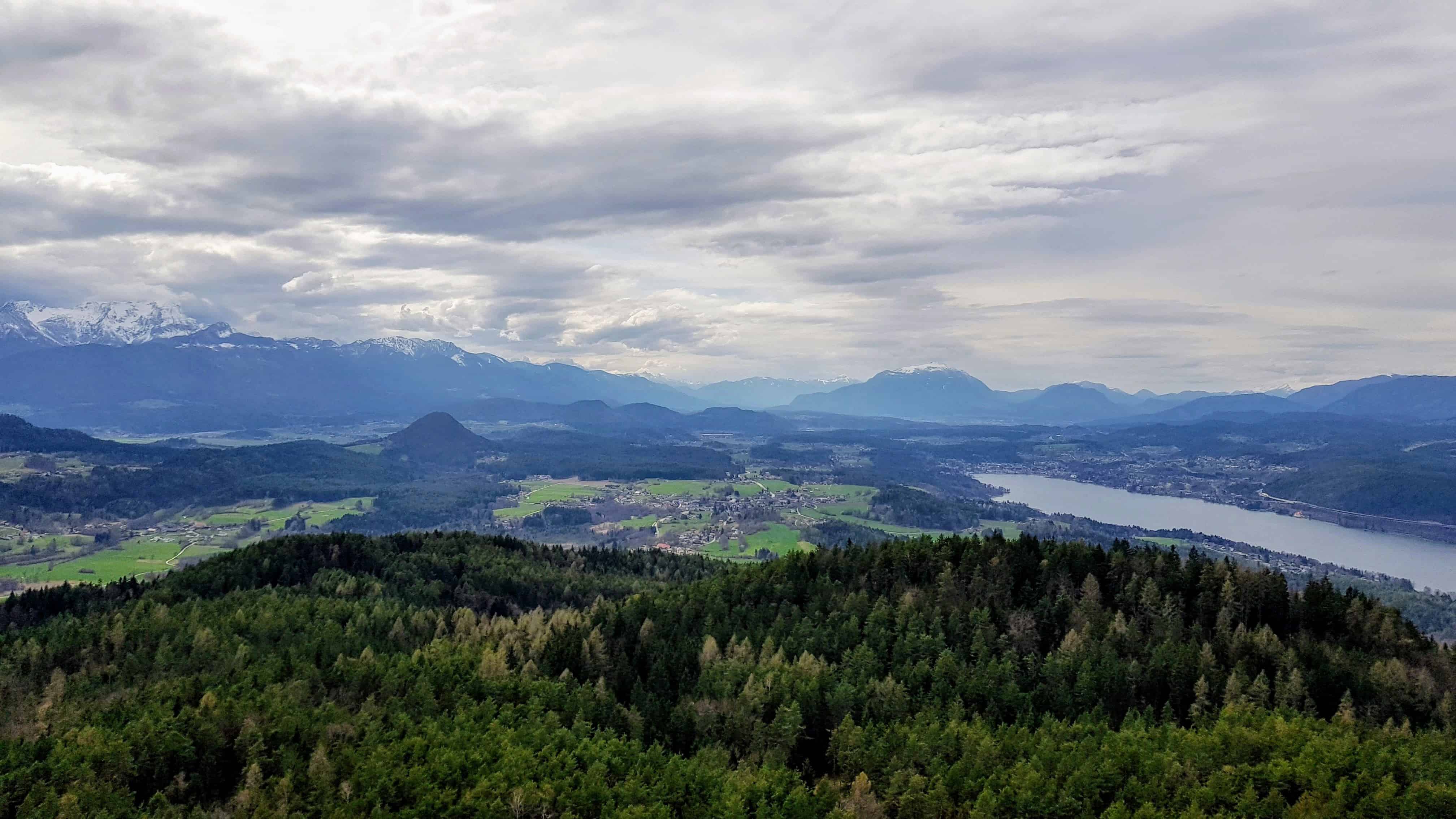 Ausflugsziel in Kärnten mit Kindern - der Pyramidenkogel am Wörthersee mit Kinderspielplatz und Rutsche. Blick auf Velden.