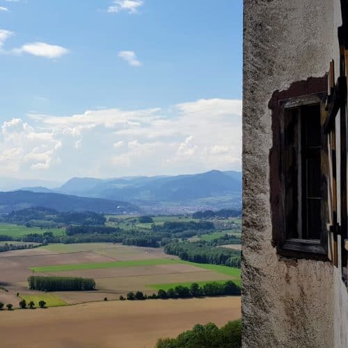 Die kinderfreundliche Burg Hochosterwitz ist landschaftlich reizvoll gelegen und ist beliebtes Ausflugsziel für Einheimische und Urlauber.