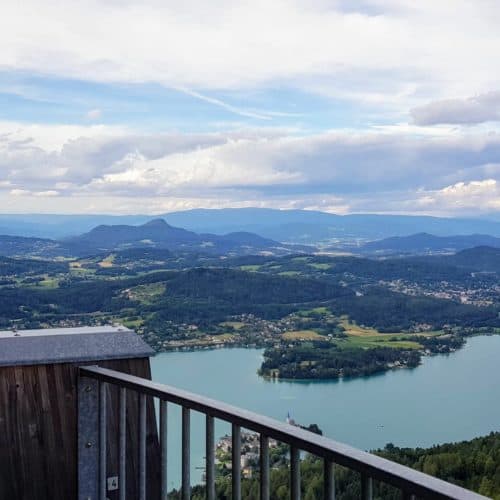 Schöner Panoramablick am Aussichtsturm Pyramidenkogel in Keutschach am Wörthersee in Kärnten. Blick auf Kärntner Berge.