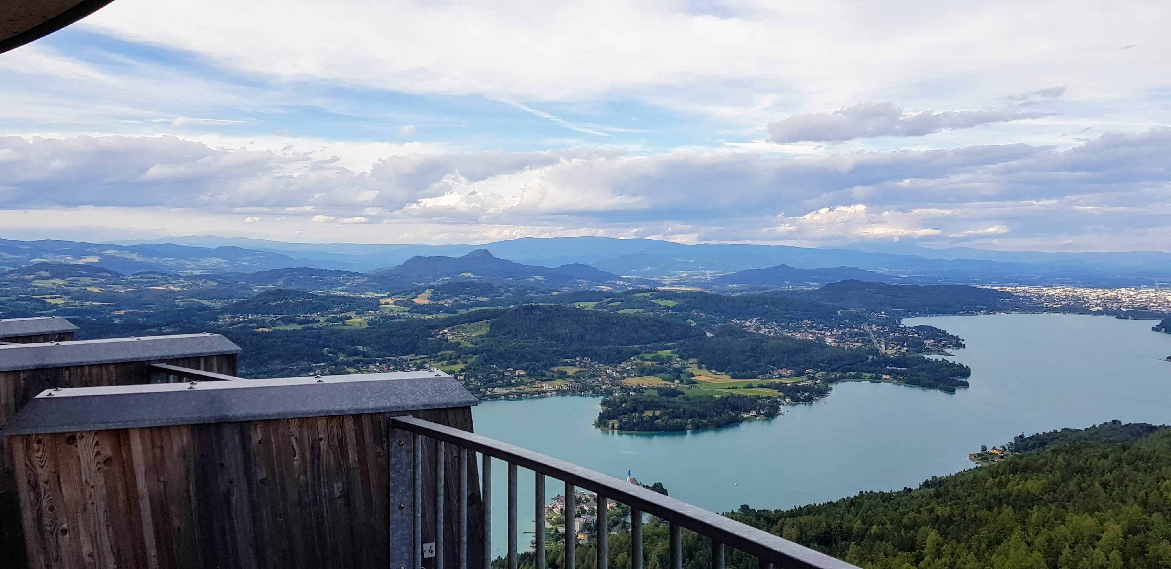 Schöner Panoramablick am Aussichtsturm Pyramidenkogel in Keutschach am Wörthersee in Kärnten. Blick auf Kärntner Berge.