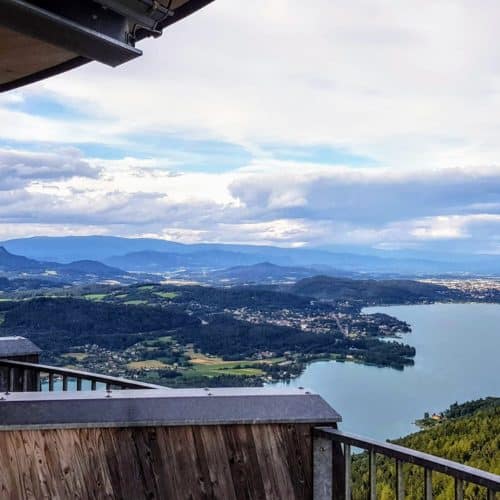 Aussichtsplattform Pyramidenkogel am Wörthersee mit Blick auf Klagenfurt und die Kärntner Berge rund um den Wörthersee.