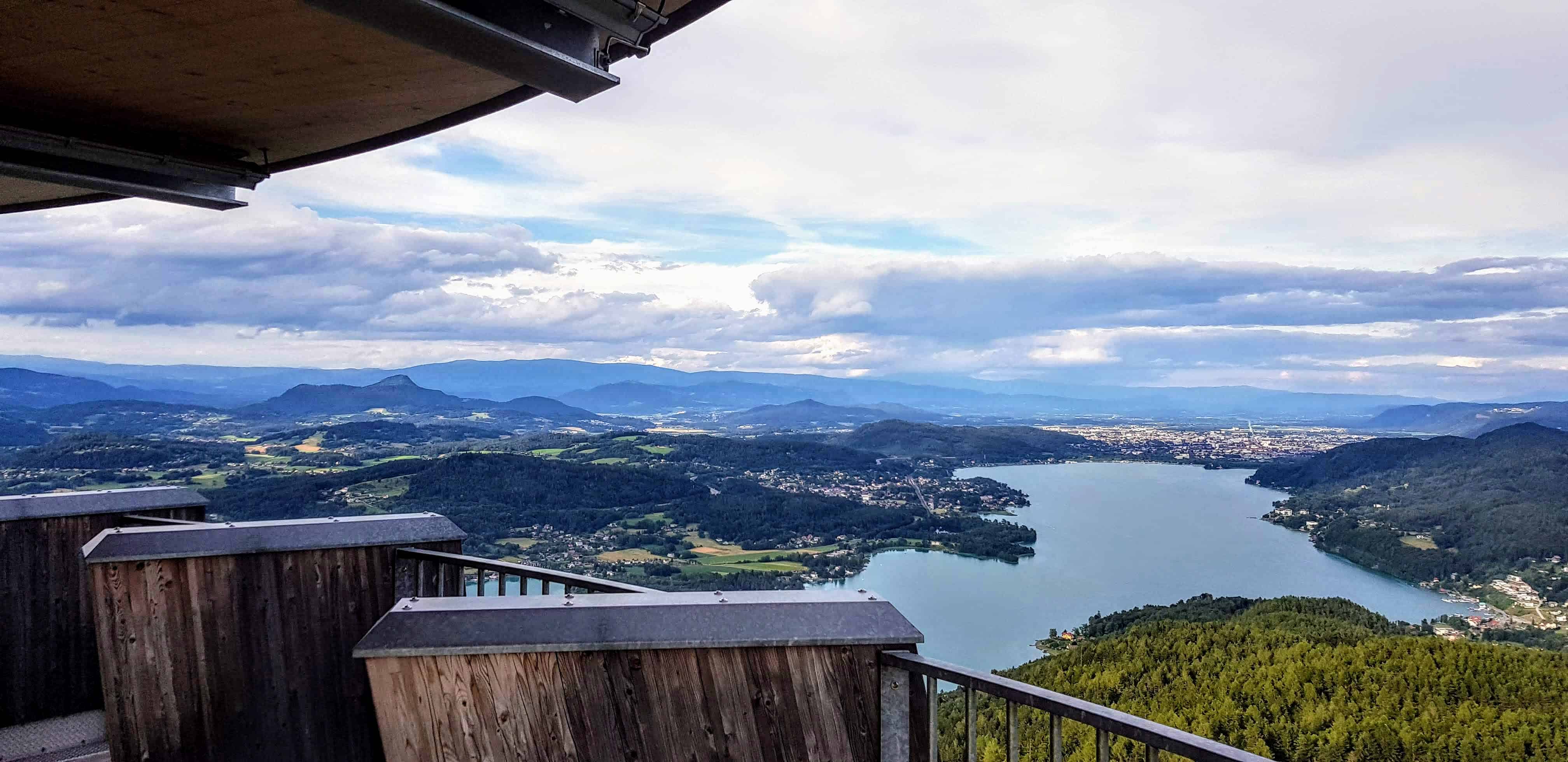 Aussichtsplattform Pyramidenkogel am Wörthersee mit Blick auf Klagenfurt und die Kärntner Berge rund um den Wörthersee.