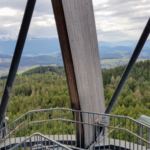 zu Fuß auf den Aussichtsturm Pyramidenkogel - Stiege auf den Turm. Aktivitäten Wörthersee