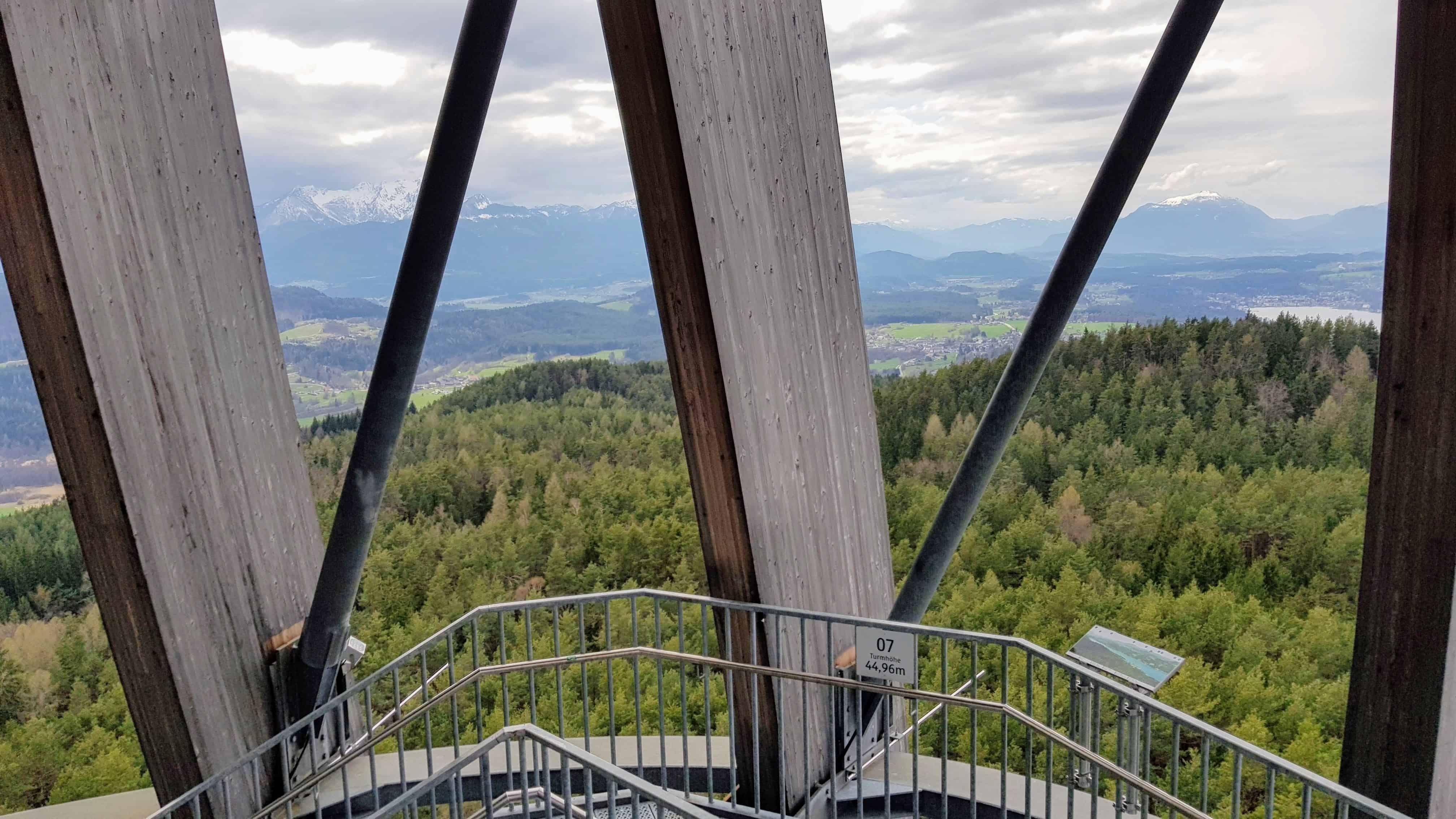 zu Fuß auf den Aussichtsturm Pyramidenkogel - Stiege auf den Turm. Aktivitäten Wörthersee