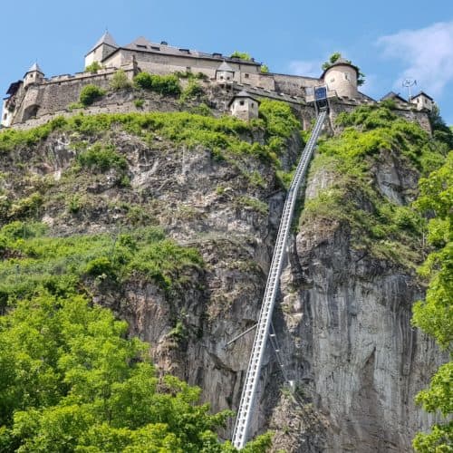 Barrierefreie Ausflugsziele in Kärnten: Burg Hochosterwitz, St. Georgen am Längsee, Nähe St. Veit. Bild der Burg mit Aufzug.