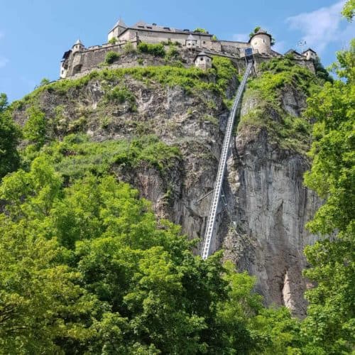 Die Burg Hochosterwitz ist barrierefrei und bequem mit einem Lift zu erobern. Bild: Blick auf Aufzug und Burg vom Parkplatz aus.