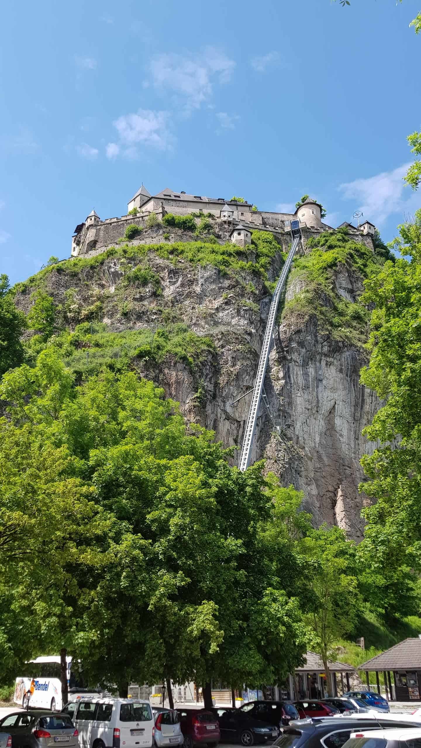 Die Burg Hochosterwitz ist barrierefrei und bequem mit einem Lift zu erobern. Bild: Blick auf Aufzug und Burg vom Parkplatz aus.