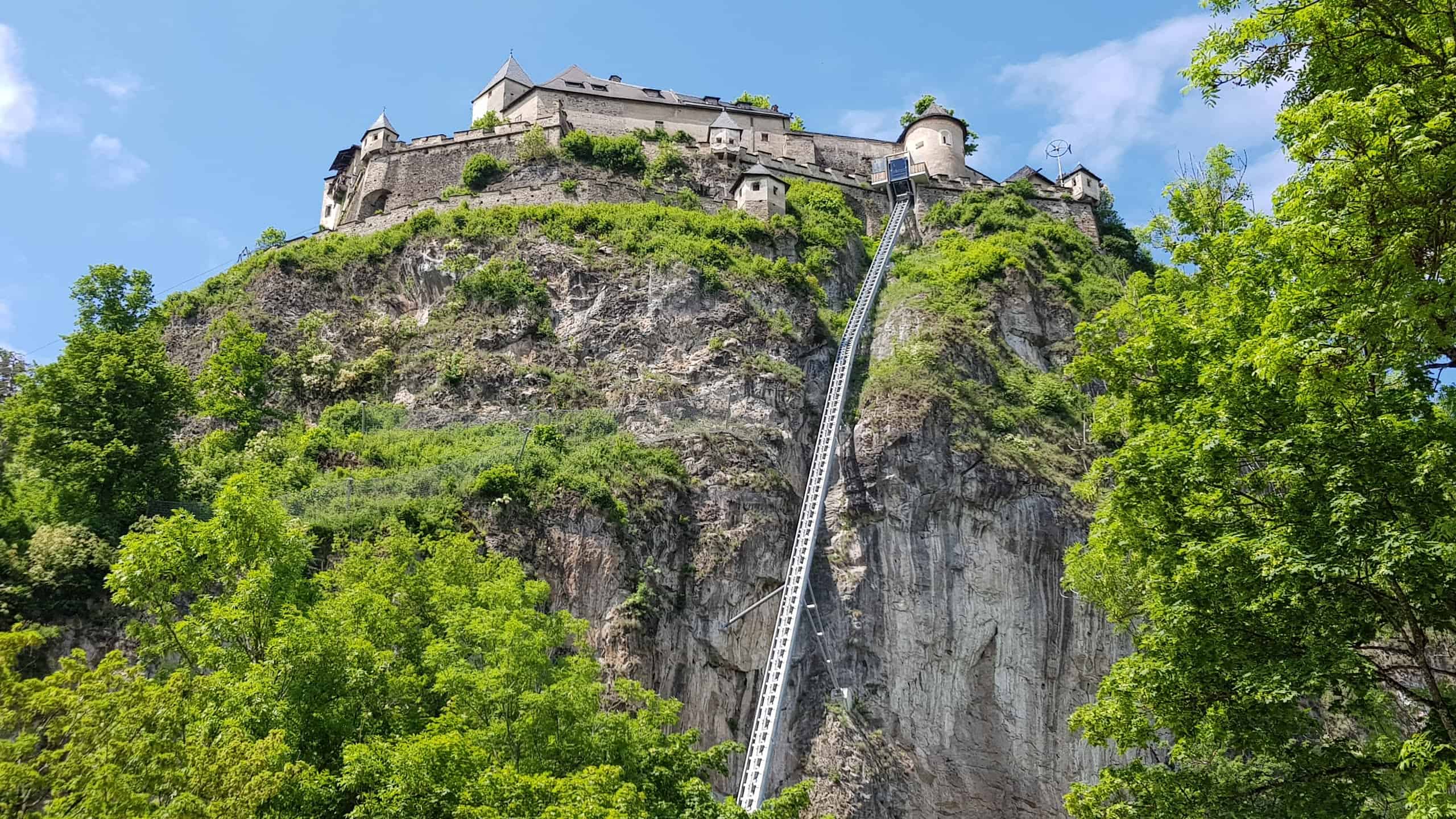 Barrierefreie Ausflugsziele in Kärnten: Burg Hochosterwitz, St. Georgen am Längsee, Nähe St. Veit. Bild der Burg mit Aufzug.