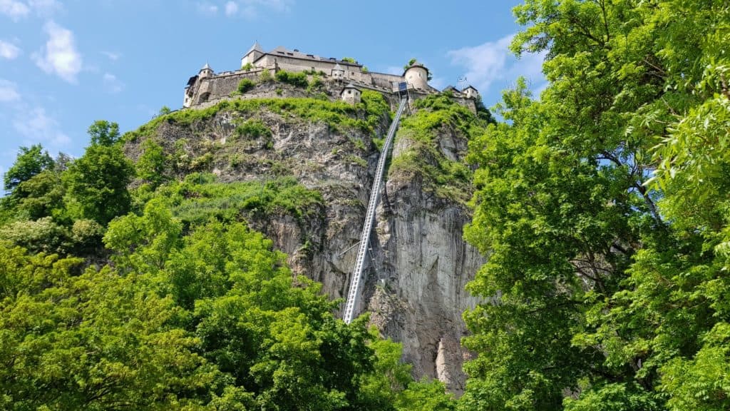 Der barrierefreie Zugang auf die Burg Hochosterwitz mittels Aufzug