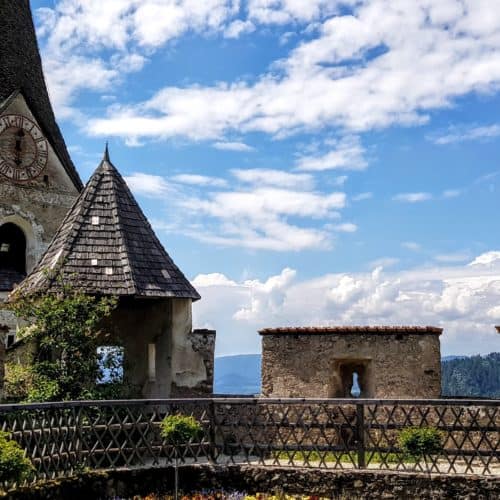 Burg Hochosterwitz in Kärnten - Garten und Burgkirche bei Wanderung auf die Burg.