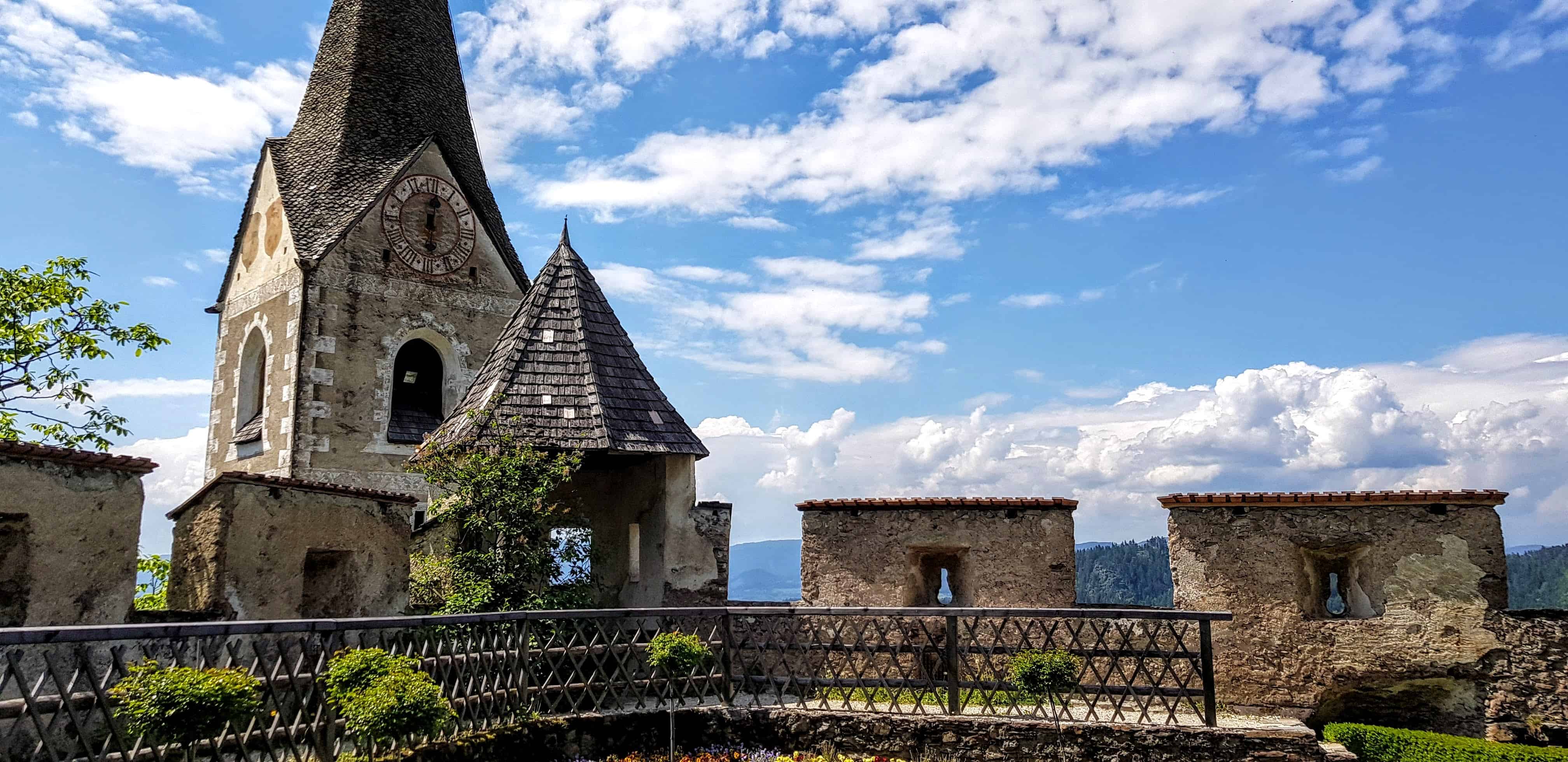 Burg Hochosterwitz in Kärnten - Garten und Burgkirche bei Wanderung auf die Burg.