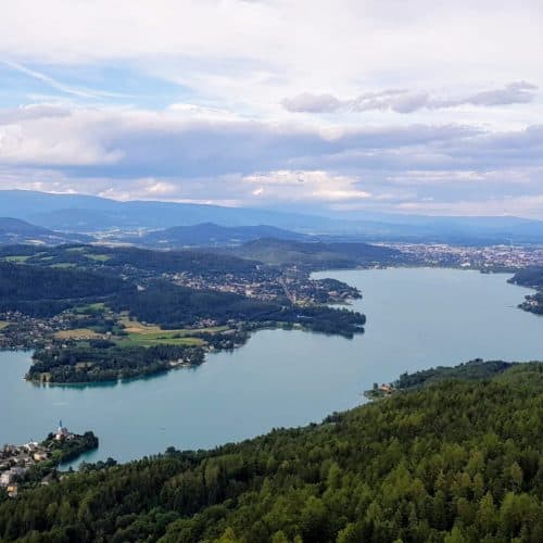 Blick auf Klagenfurt - Aussicht auf Sehenswürdigkeit Pyramidenkogel am Wörthersee in Kärnten.