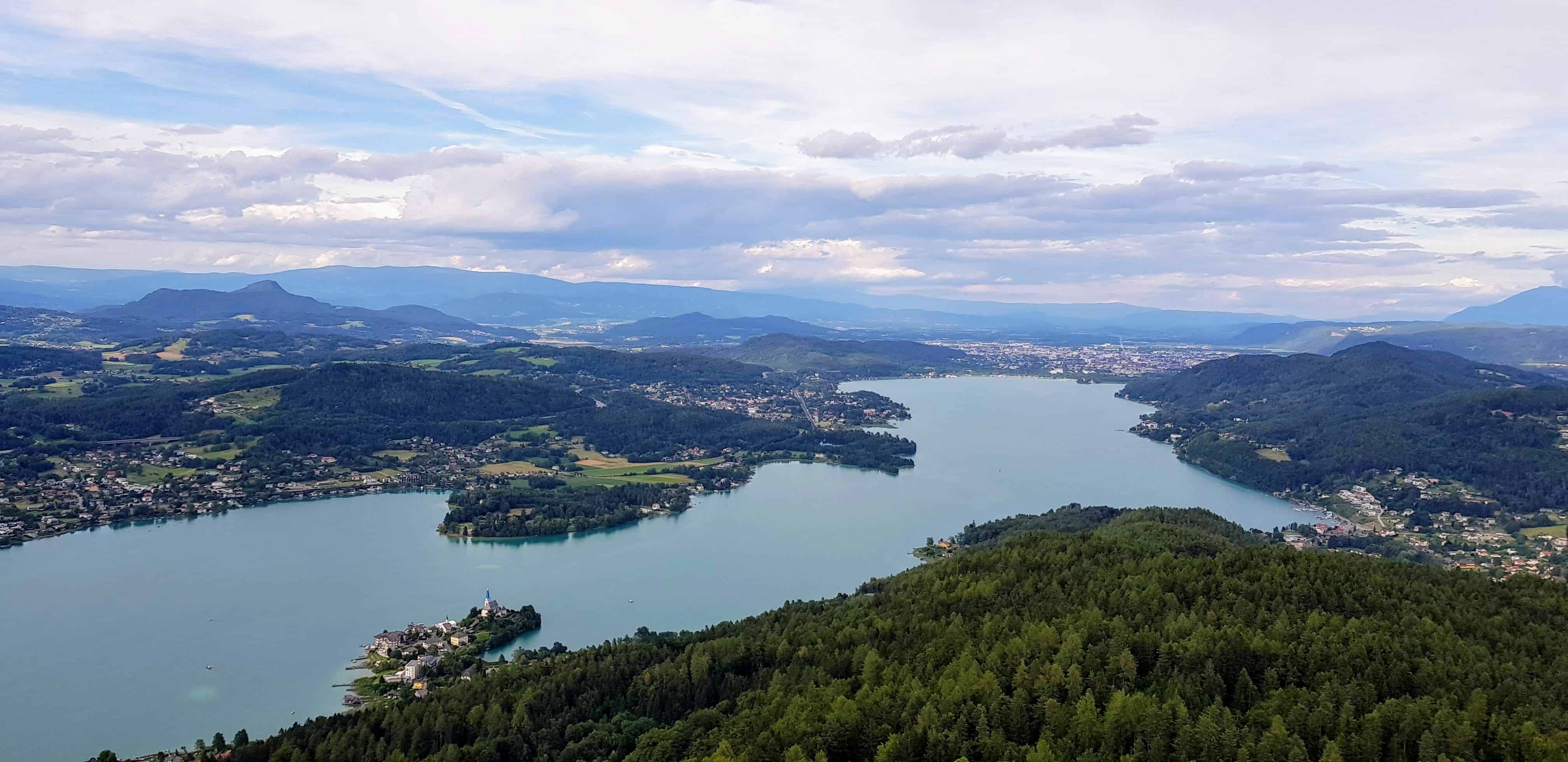 Blick auf Klagenfurt - Aussicht auf Sehenswürdigkeit Pyramidenkogel am Wörthersee in Kärnten.