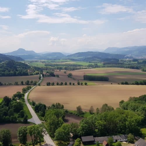 Blick auf Kärntner Landschaft bei Wanderung auf die Burg Hochosterwitz in Österreich