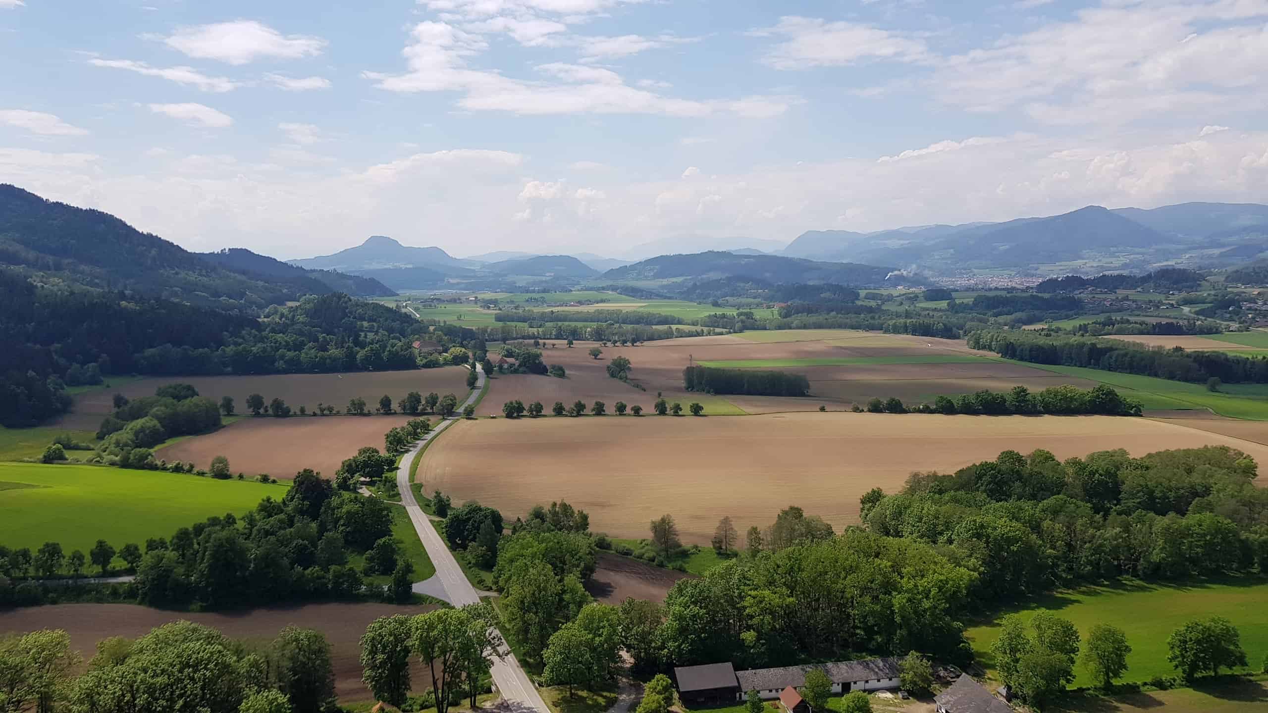 Blick auf Kärntner Landschaft bei Wanderung auf die Burg Hochosterwitz in Österreich