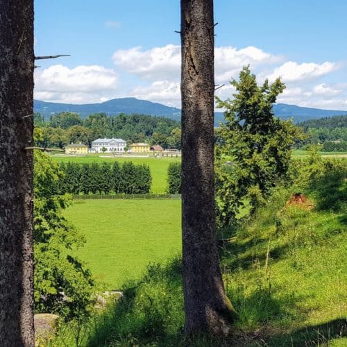 Blick auf Schloss Rosegg bei Wanderung durch Tierpark Rosegg Nähe Wörthersee