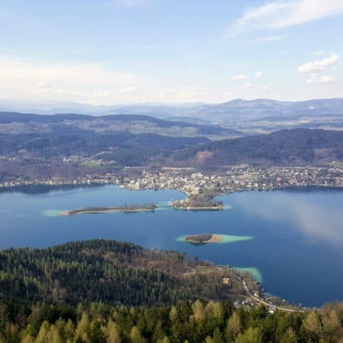 Blick auf Pörtschach am Wörthersee bei Wanderung auf den Pyramidenkogel in Kärnten.