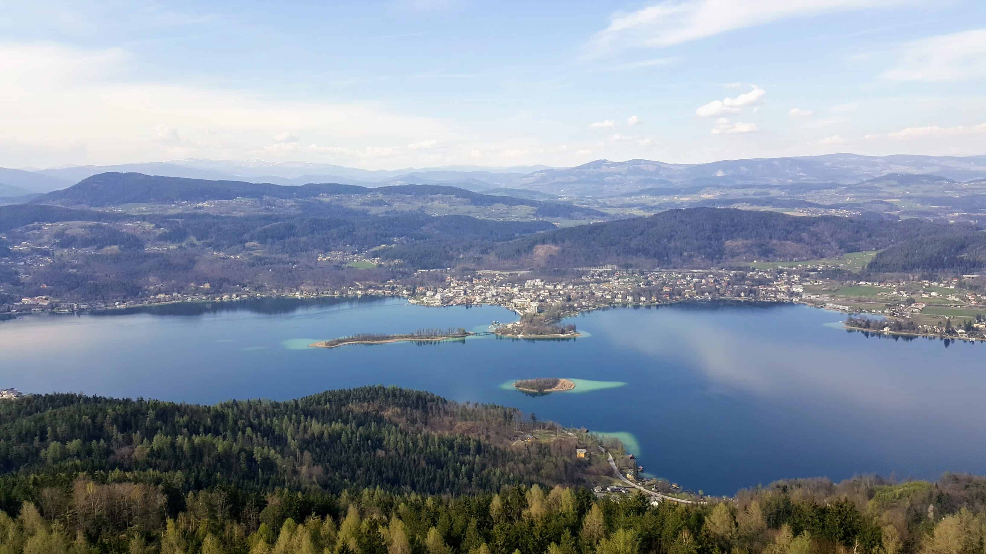 Blick auf Pörtschach am Wörthersee bei Wanderung auf den Pyramidenkogel in Kärnten.