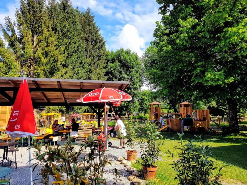 Buffet und Kinderspielplatz im Tierpark Rosegg Kärnten