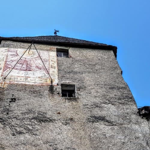 Burgturm mit Sonnenuhr auf der Burg Hochosterwitz in Kärnten.