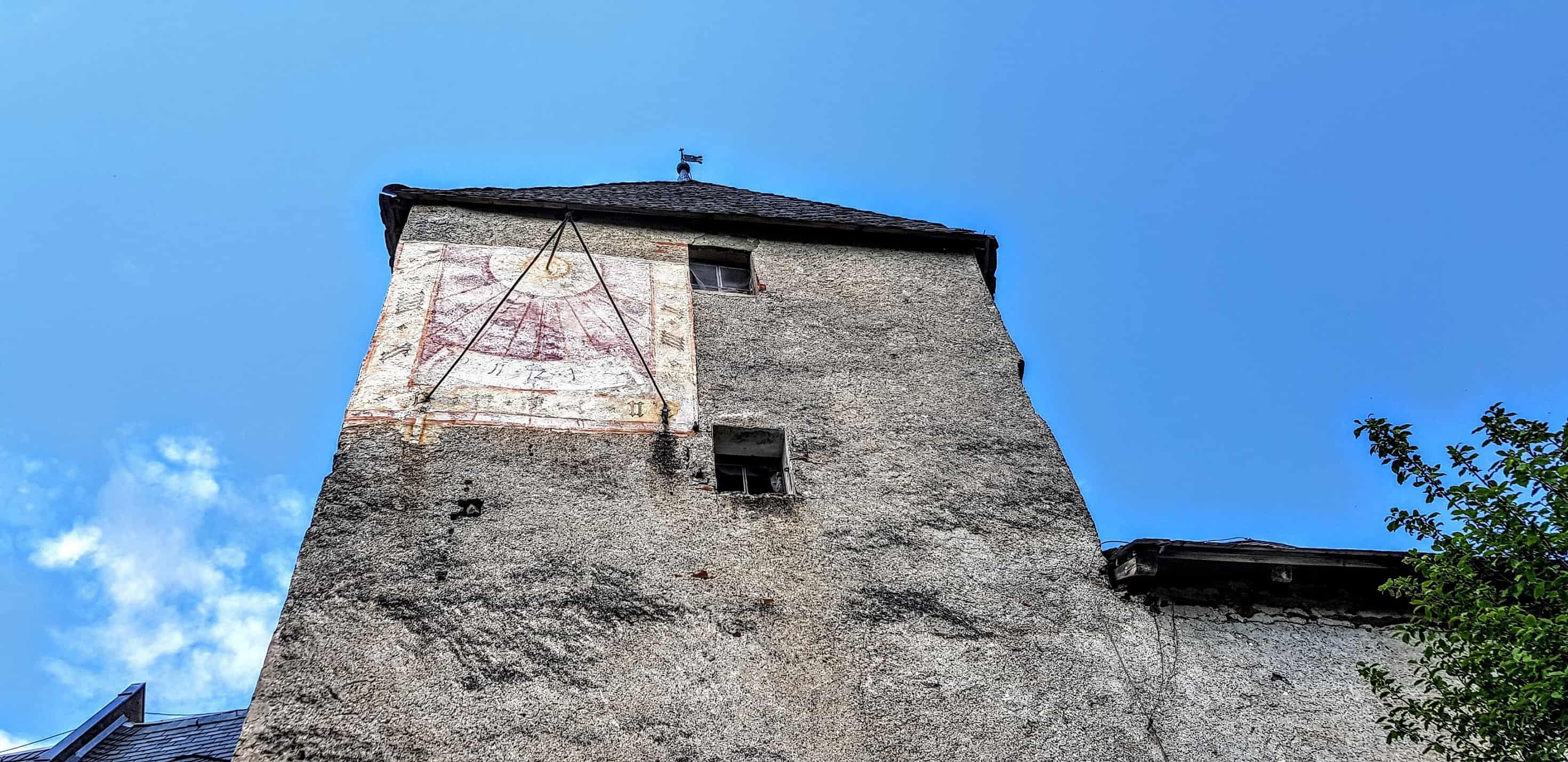 Burgturm mit Sonnenuhr auf der Burg Hochosterwitz in Kärnten.