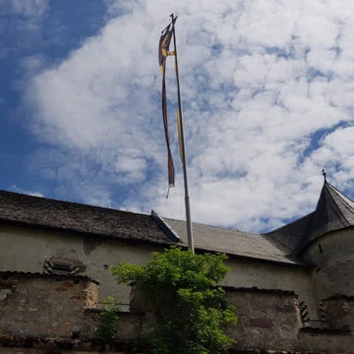 Burganlage Burg Hochosterwitz Kärnten bei familienfreundlicher Wanderung - Sicht auf Burgfahne und Hochburg