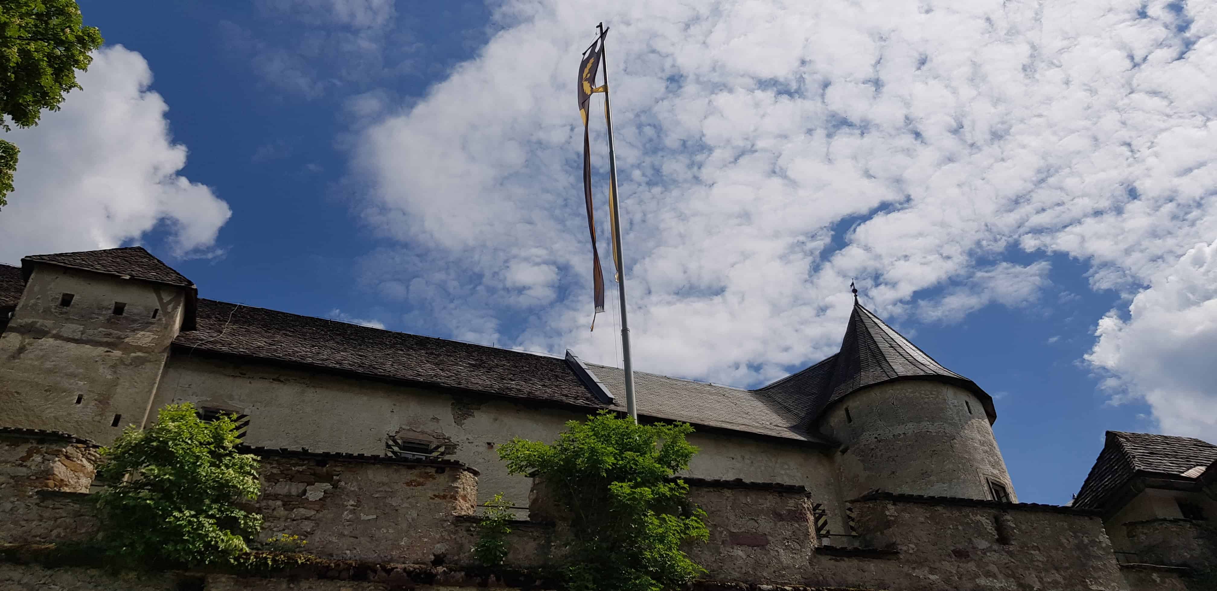 Burganlage Burg Hochosterwitz Kärnten bei familienfreundlicher Wanderung - Sicht auf Burgfahne und Hochburg